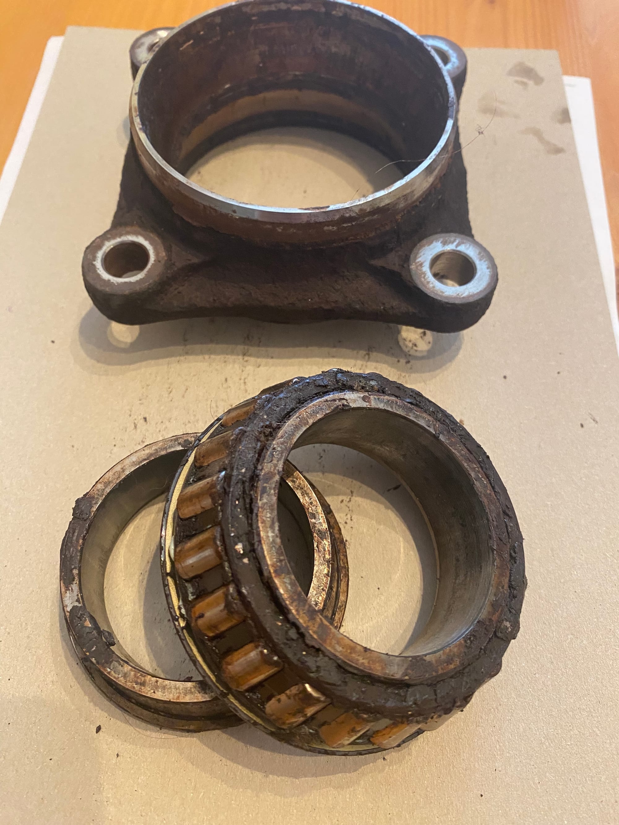 Image of worn out tie rod ends of the Toyota Land Cruiser J120