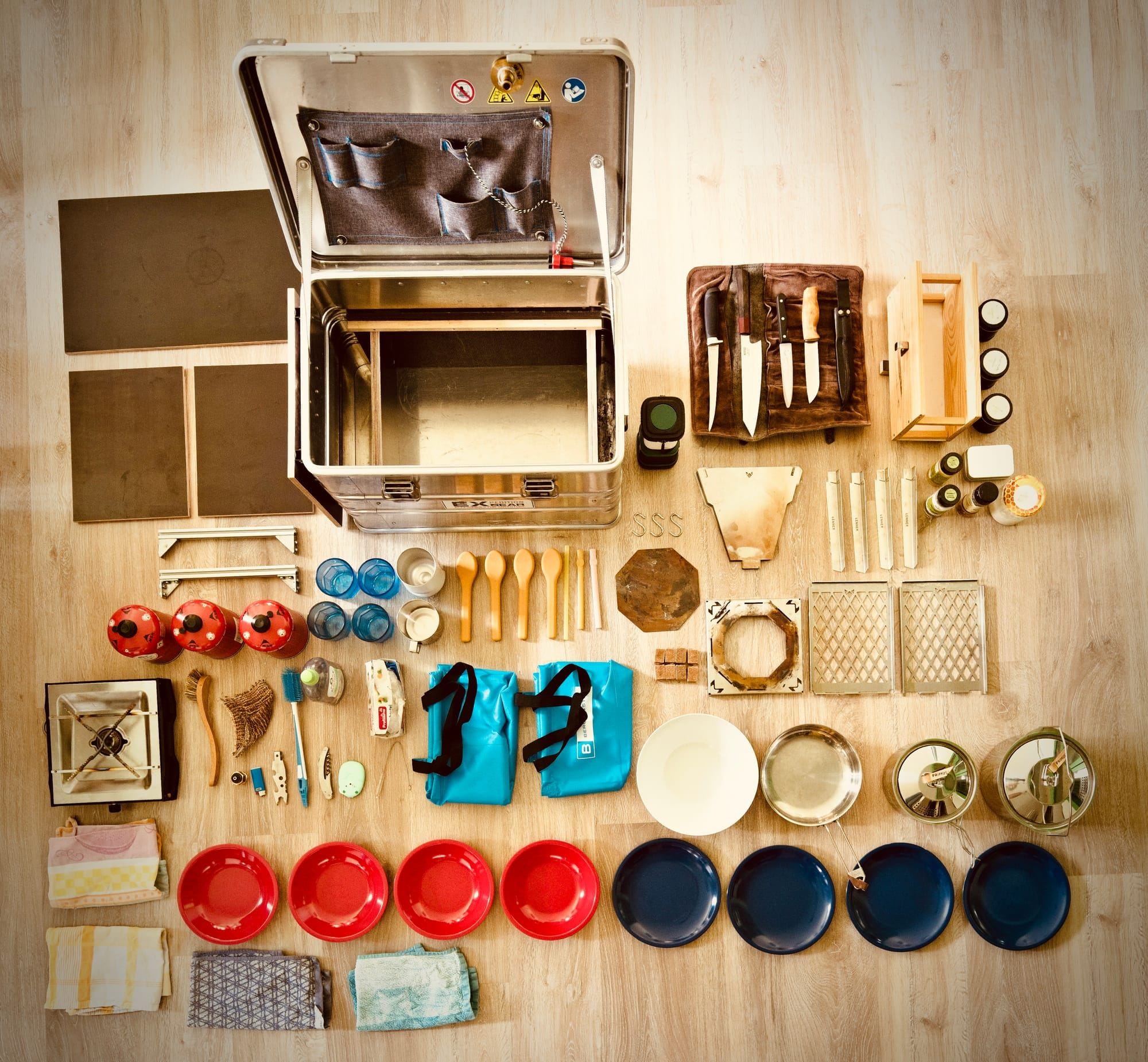 Image of the contents of a aluminium box for camping