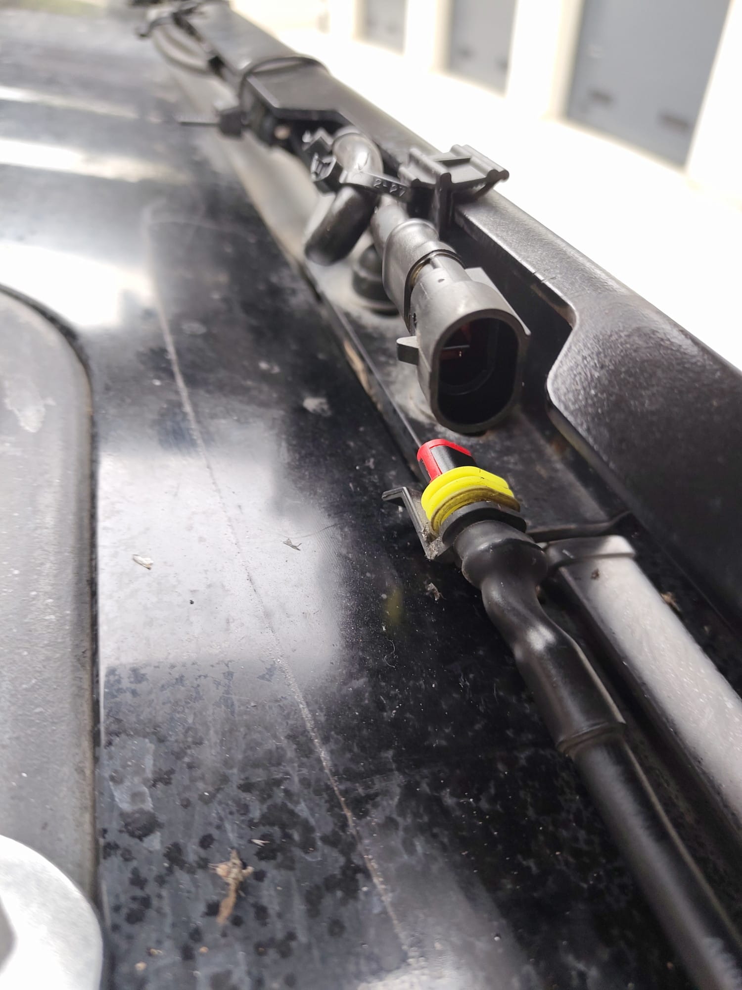 Disconnected Superseal connectors for the LED light bar on the car roof